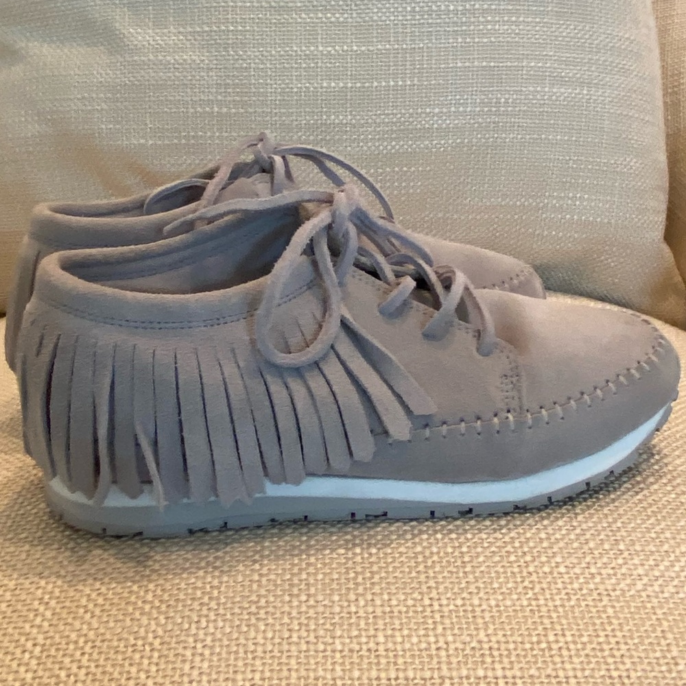 Rubber Duck Womens Light Gray Suede Casual Shoes w Fringe /Suede Laces / Size 7